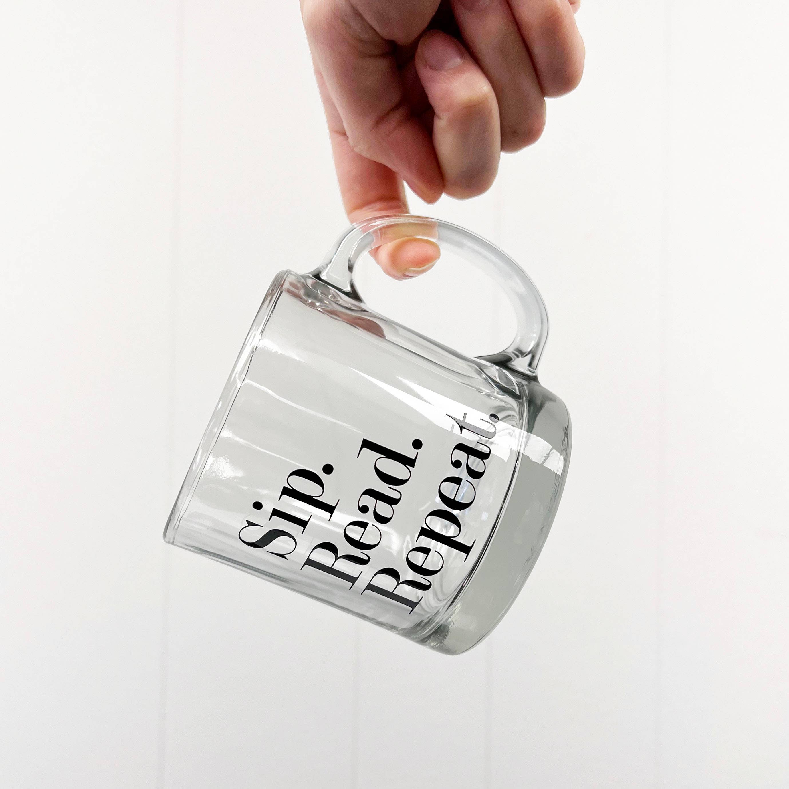 Fly Paper Products – Caneca por atacado – Caneca de vidro Fly Paper Products de 385 ml para chá ou café com design 'Sip Read Repeat'2