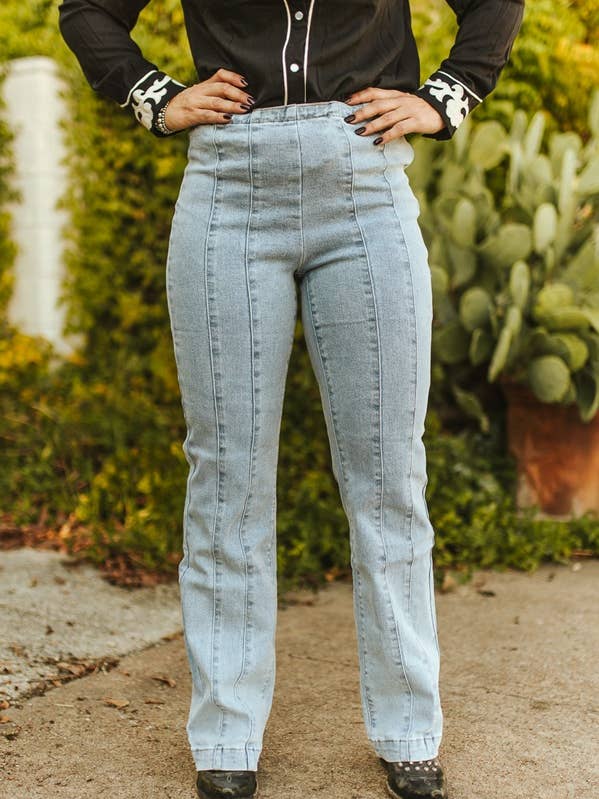 Jeans a vita alta con lavaggio chiaro e dettaglio di piega senza chiusura. per la vendita all'ingrosso da parte di LUCKY & BLESSED