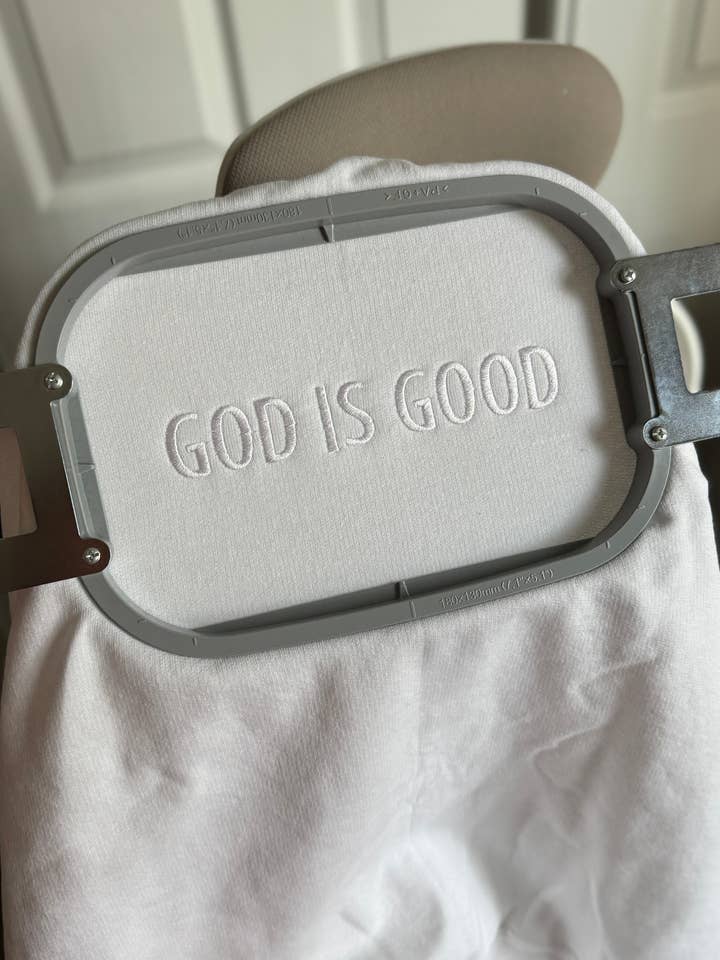 Buleana Boutique and Textiles LLC - Vente Sweat-shirt à imprimés – unisexe - Sweat-shirt à col rond unisexe brodé « God is Good » ton sur ton11