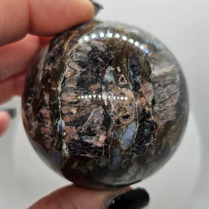 Sphère de cristal en pierre Que Sera pour la vente par The Raven's Edge