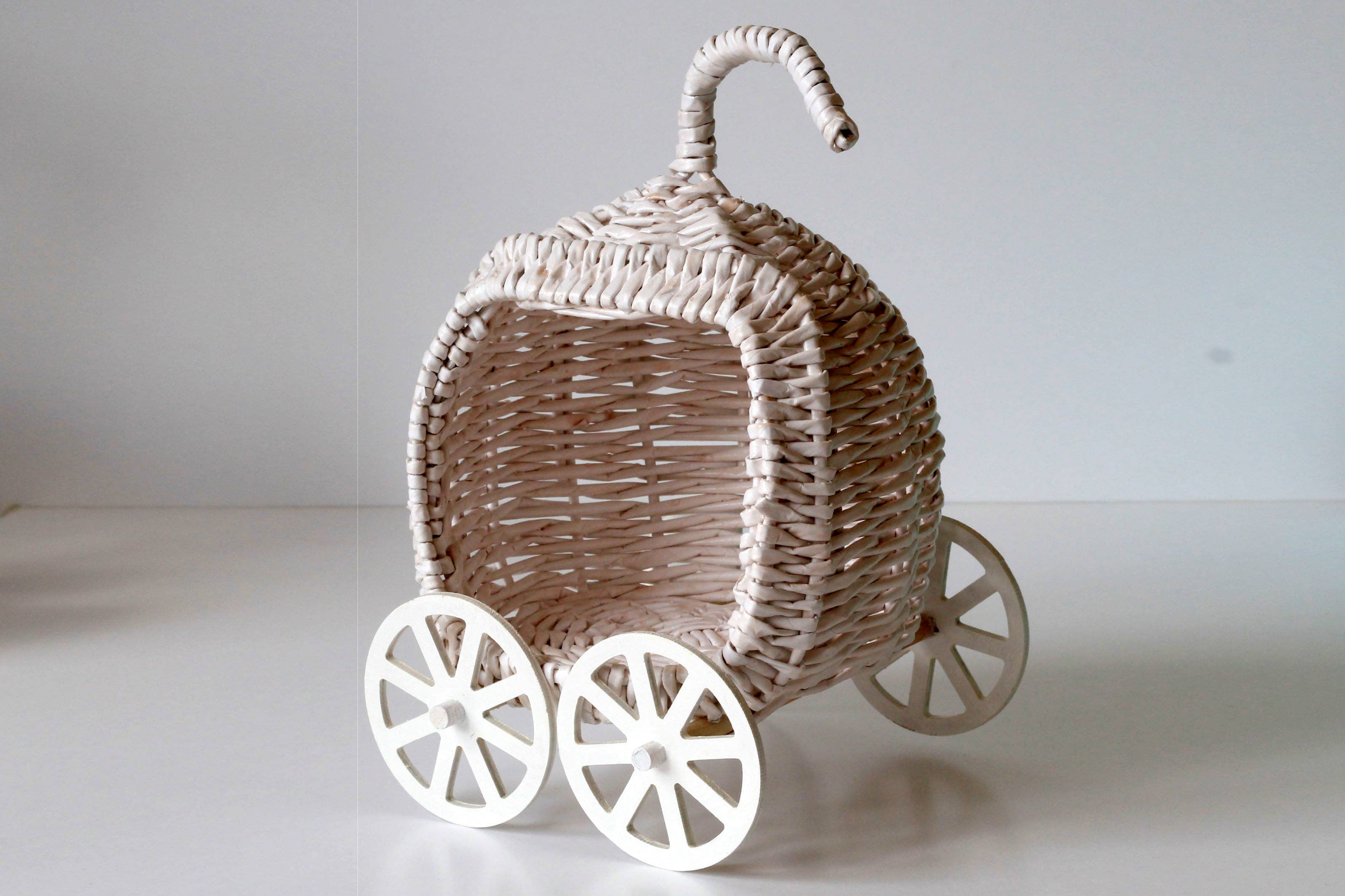 Lenasminiland - Vente Accessoire de poupée – enfant - Carrosse Cendrillon, landau citrouille en osier de conte de fées9