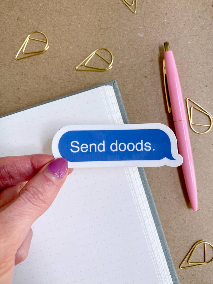 Autocollant avec message texte « Send Doods » Doodle Dog Mom pour la vente par Peachy Pup Designs