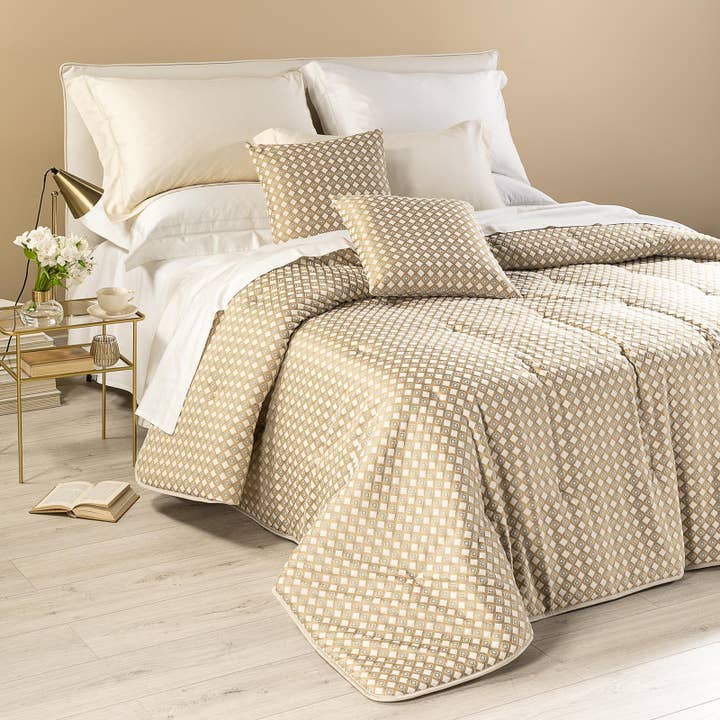 Trapunta Leggerissima in Raso Jacquard Venere Dreaming Tinta Unita per la vendita all'ingrosso da parte di caleffi spa