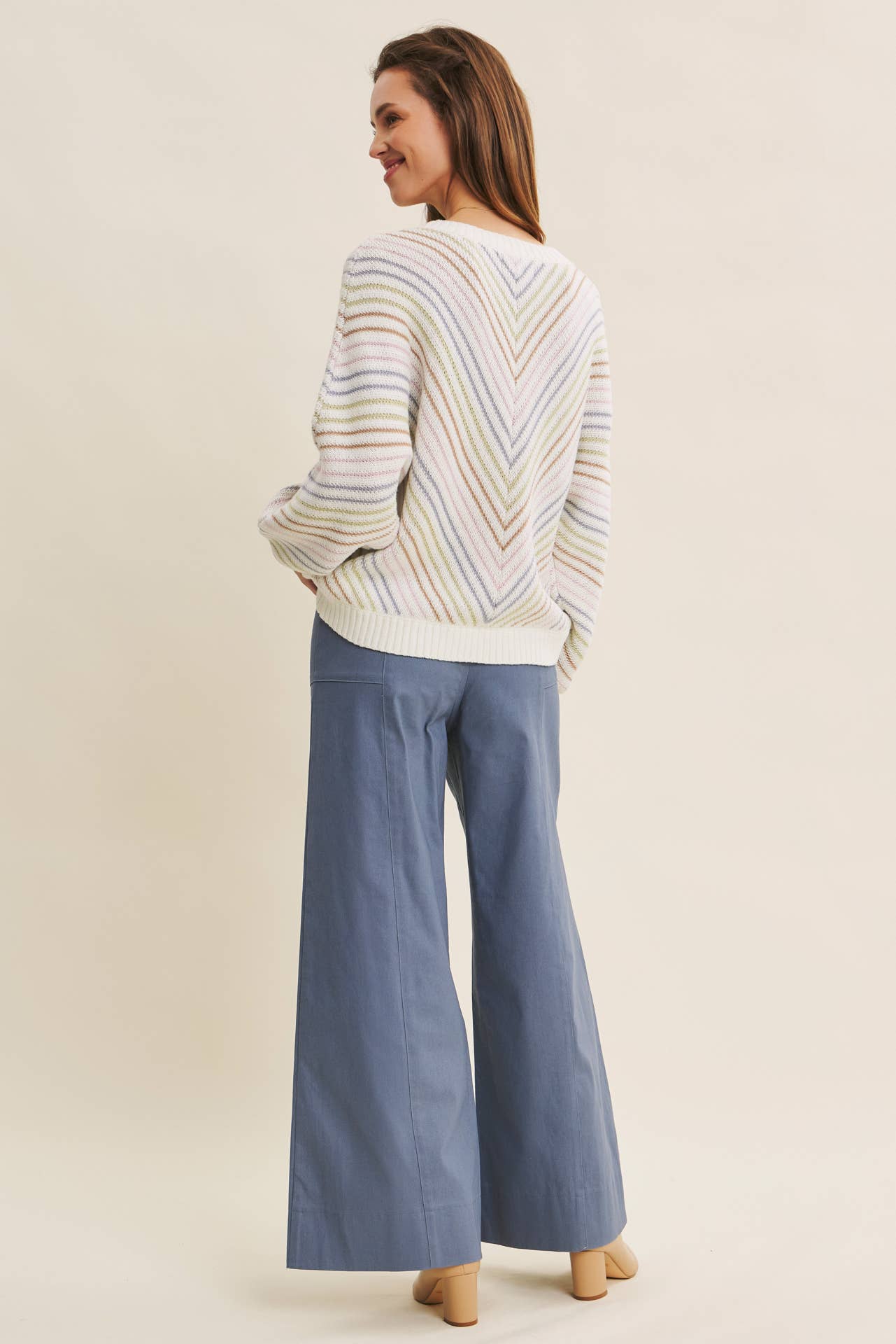 in february – Calças - Mulher por atacado – CALÇAS ESSENCIAIS DO DIA A DIA ELÁSTICAS DE PERNA LARGA E COMPRIMENTO ATÉ AO TORNOZELO17