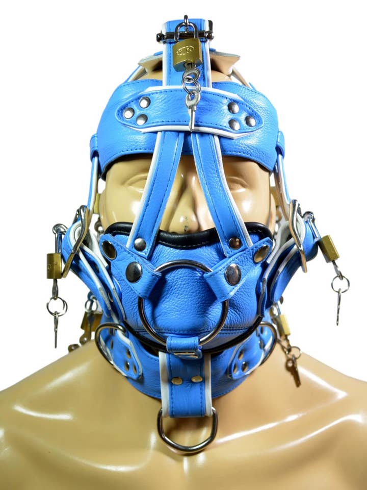 Équipement en cuir, capuche, fétichisme, bondage, muselière, gode, anneaux, boucles verrouillables pour la vente par Meninleather