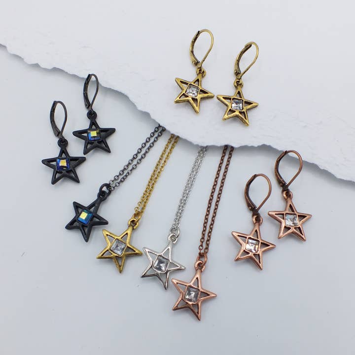 Collier et boucles d'oreilles en cristal avec étoiles et carrés pour la vente par Fizz