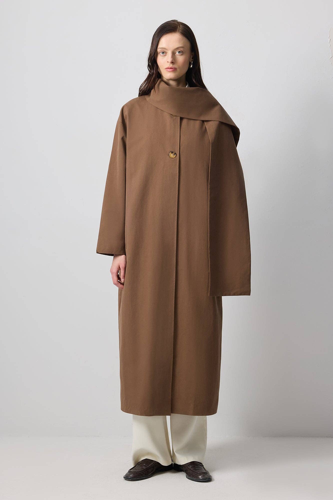 Kahverengi CAPPOTTO TRENCH CON DETTAGLI A SCIARPA in vendita all'ingrosso su Faire0