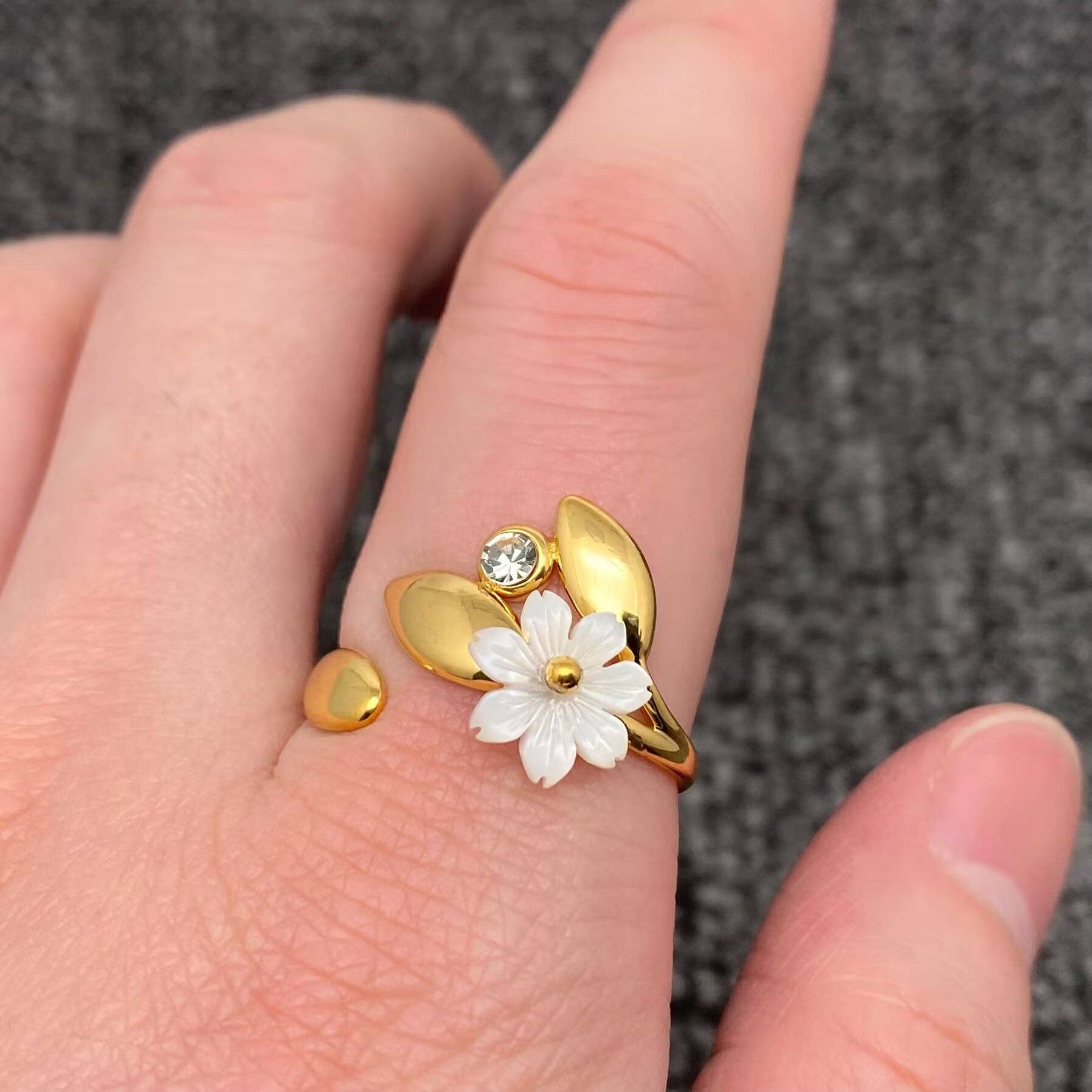 Mio Queena - Wholesale Cocktail/Statement Ring - Shell Flower 18K Gold Plated SS Adjustable Ring - FGS3