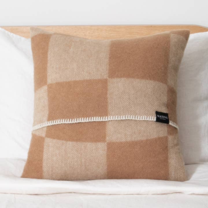 Copricuscino in lana beige a scacchiera 45x45 cm per la vendita all'ingrosso da parte di Native Natural