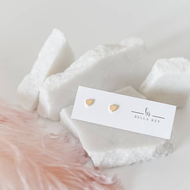 Orecchini a bottone a forma di cuore The Corley placcati in oro 18k per la vendita all'ingrosso da parte di Bella Rey jewelry