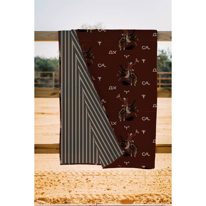 Lazy J Maroon Quilt för wholesale av Ida Mae Home