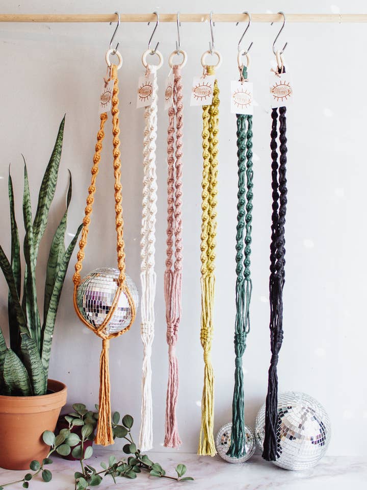 Grand cintre en macramé en forme de boule disco, 6 pouces pour la vente par Modern Bo Studio