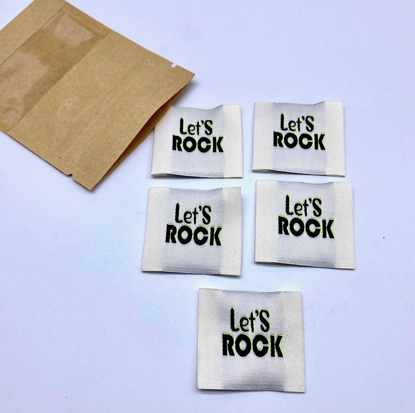 L’Étiquette Home Couture - Vendita all'ingrosso Kit da cucito creativo - Etichetta tessuta da cucire « LET'S ROCK » ecru, nero e giallo1