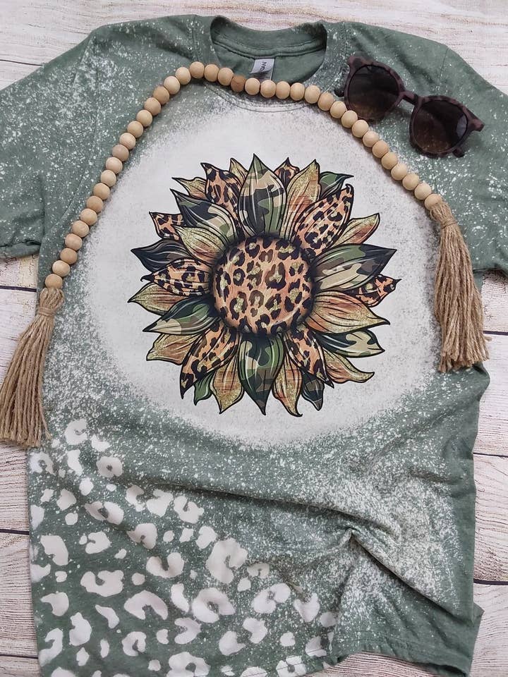 T-shirt sbiancata Camo Sunflower per la vendita all'ingrosso da parte di Wanderlust Designs Wholesale