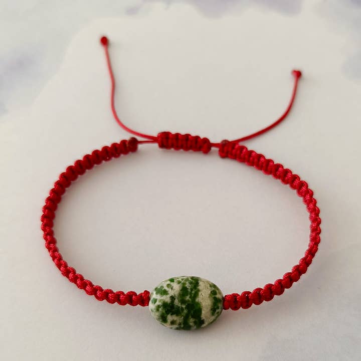 Pulsera de Macramé Hecha a Mano con Jaspe Verde de Punto – Ajustable for wholesale by Kolorya