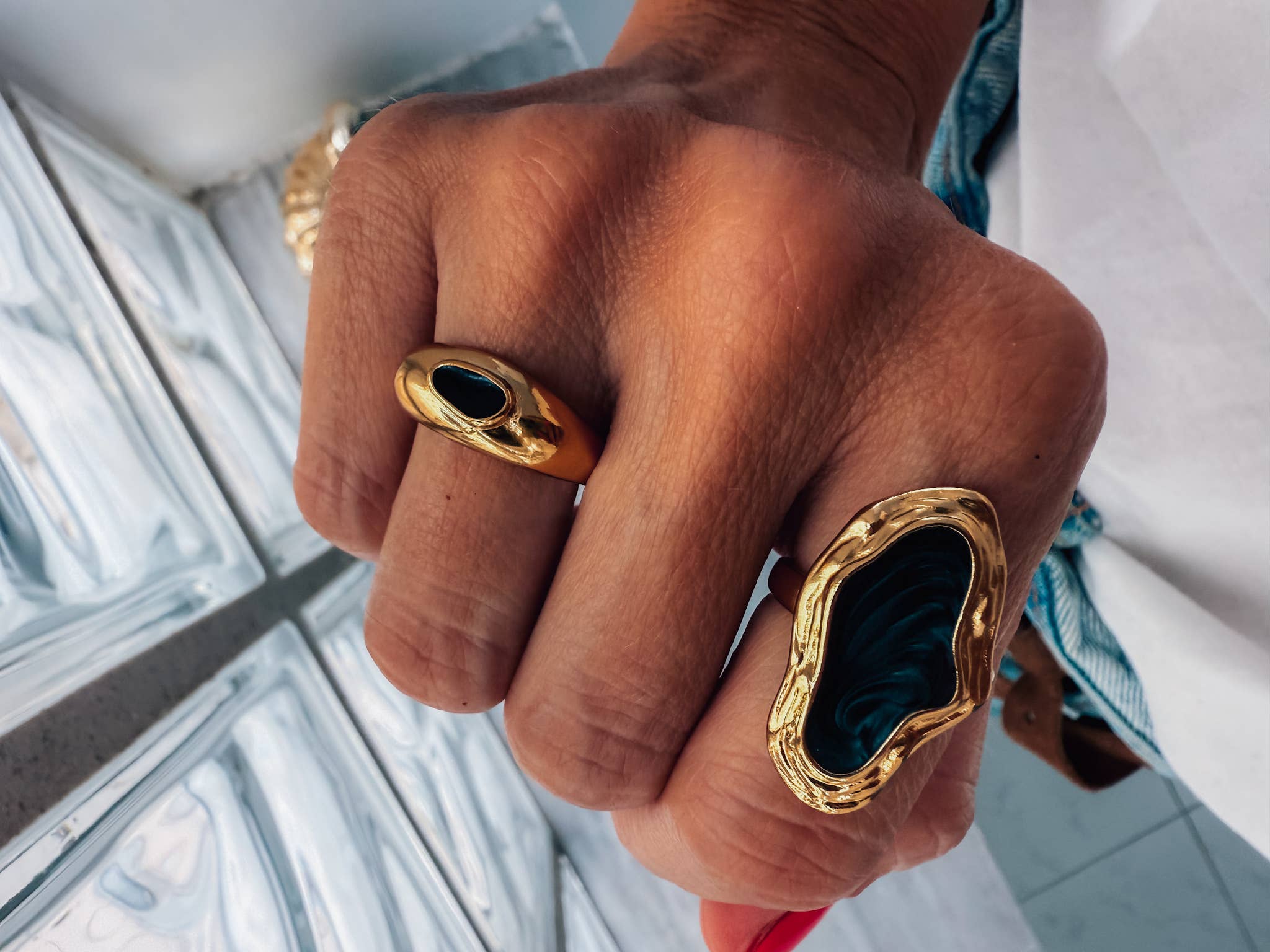 Goupi – wholesale Cocktail/statement ring – Artistic shaped ring in with black enamel in gold 6