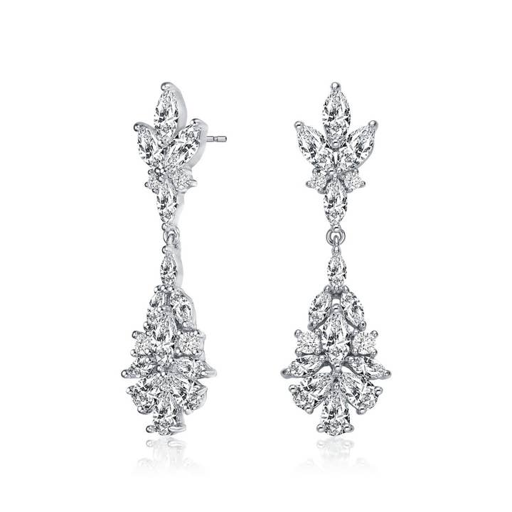 Boucles d'oreilles pendantes poire et zircone cubique ronde pour la vente par Genevive