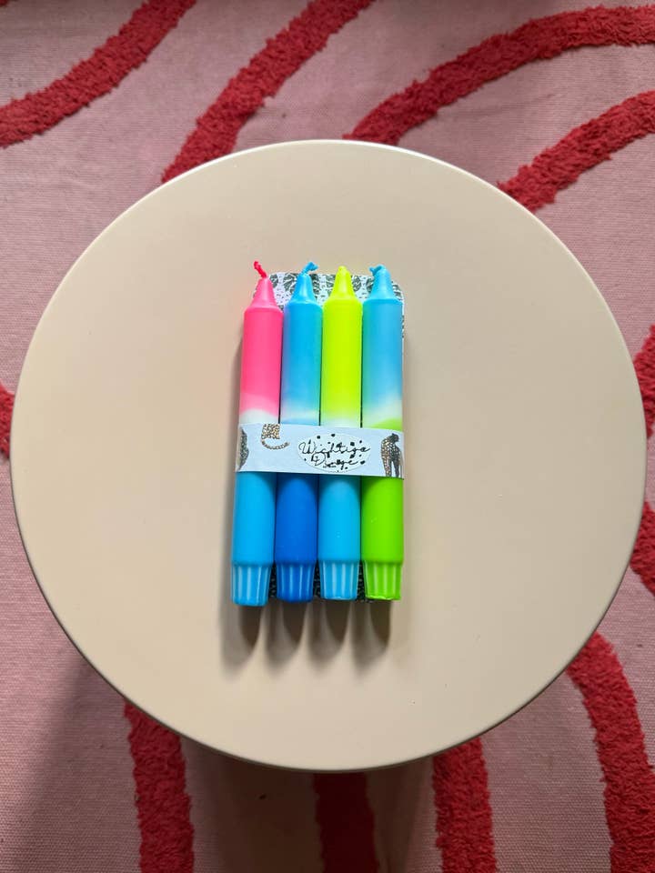 Bougies Dip Dye Néon Set de 4 - Teintées à la main en rose néon, bleu et jaune pour la vente par Wichtigedinge