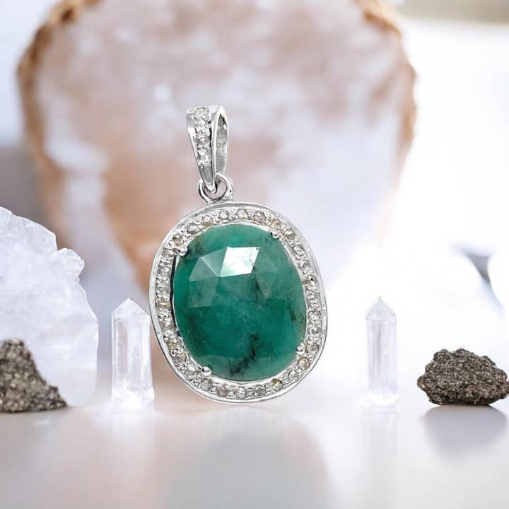 Pendentif Émeraude, Pendentif en Argent Sterling avec Diamants Pavés, Pendentif Pierre de Naissance de Mai, Bijoux de Guérison Spirituelle en Cristal, Cadeau de Bijoux pour le Chakra du Cœur pour la vente par Akstar Gems