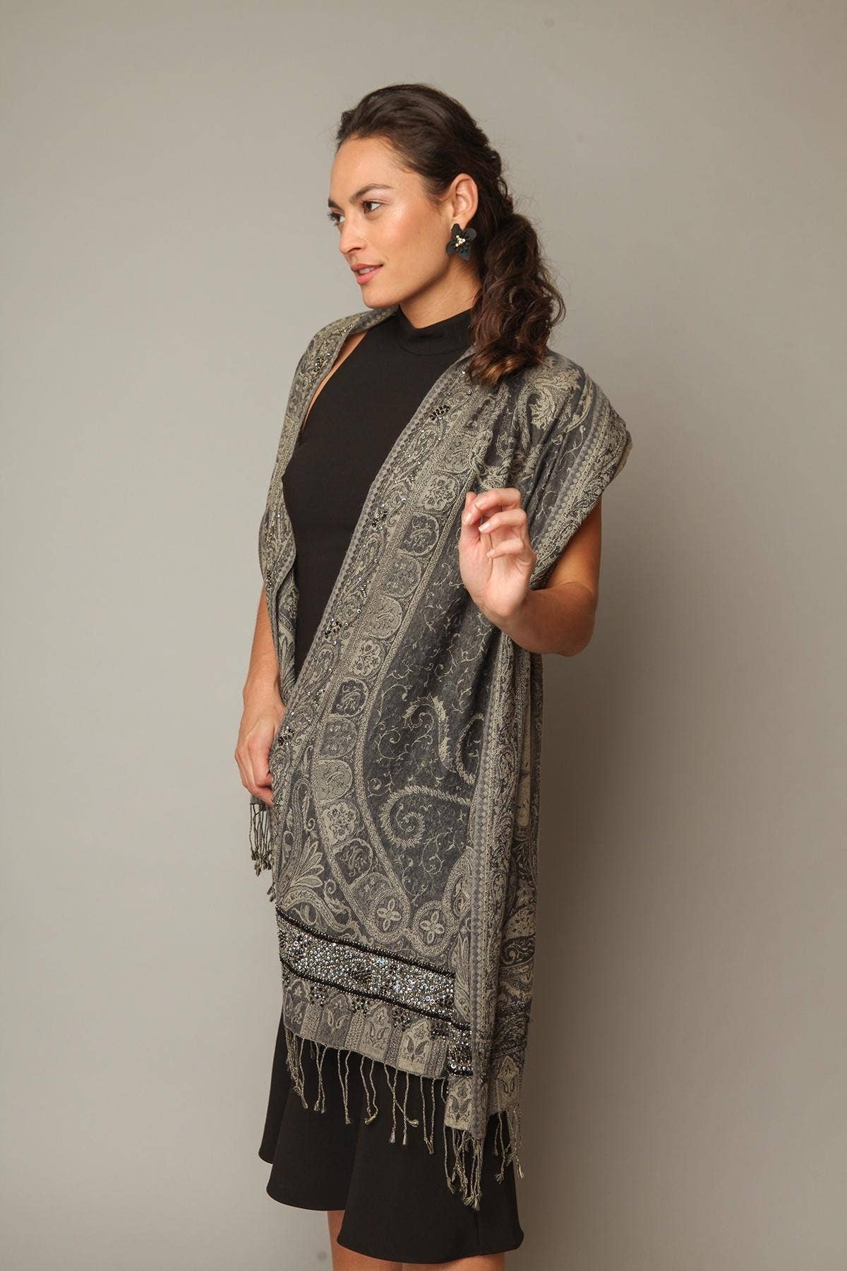 SAACHI - Wholesale Sjaal - Dames - Handgeborduurde Ikat wol en zijden sjaal met lange franje1