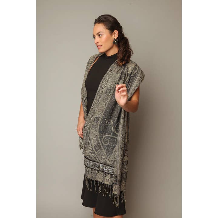 SAACHI - Wholesale Sjaal - Dames - Handgeborduurde Ikat wol en zijden sjaal met lange franje1