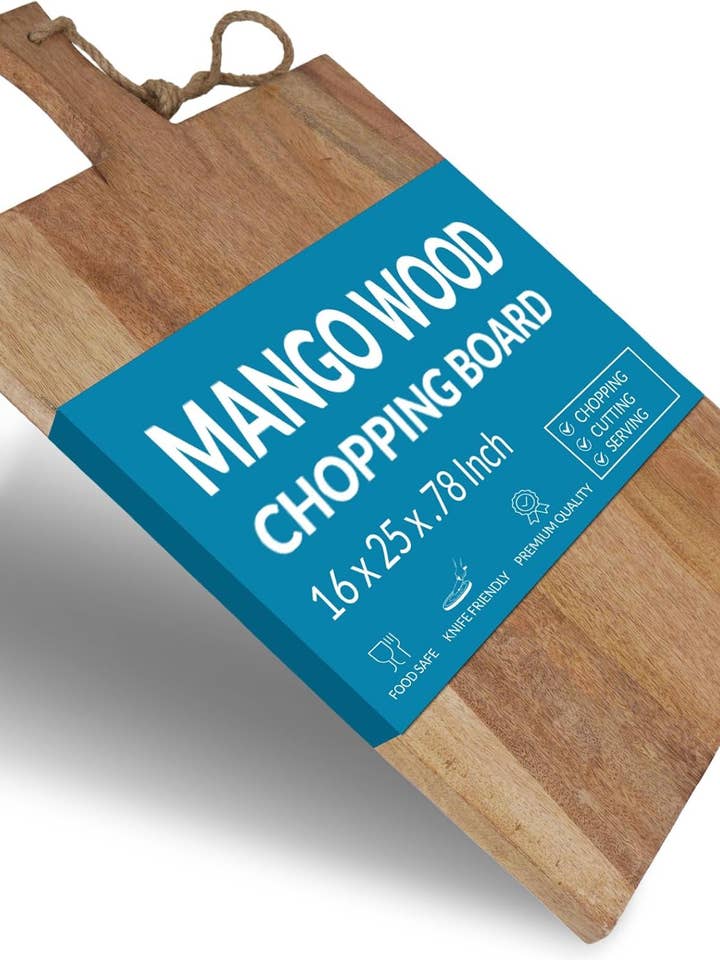 Planche à découper carrée en bois de manguier avec poignée Becki Owens pour la vente par DesignStyles Home