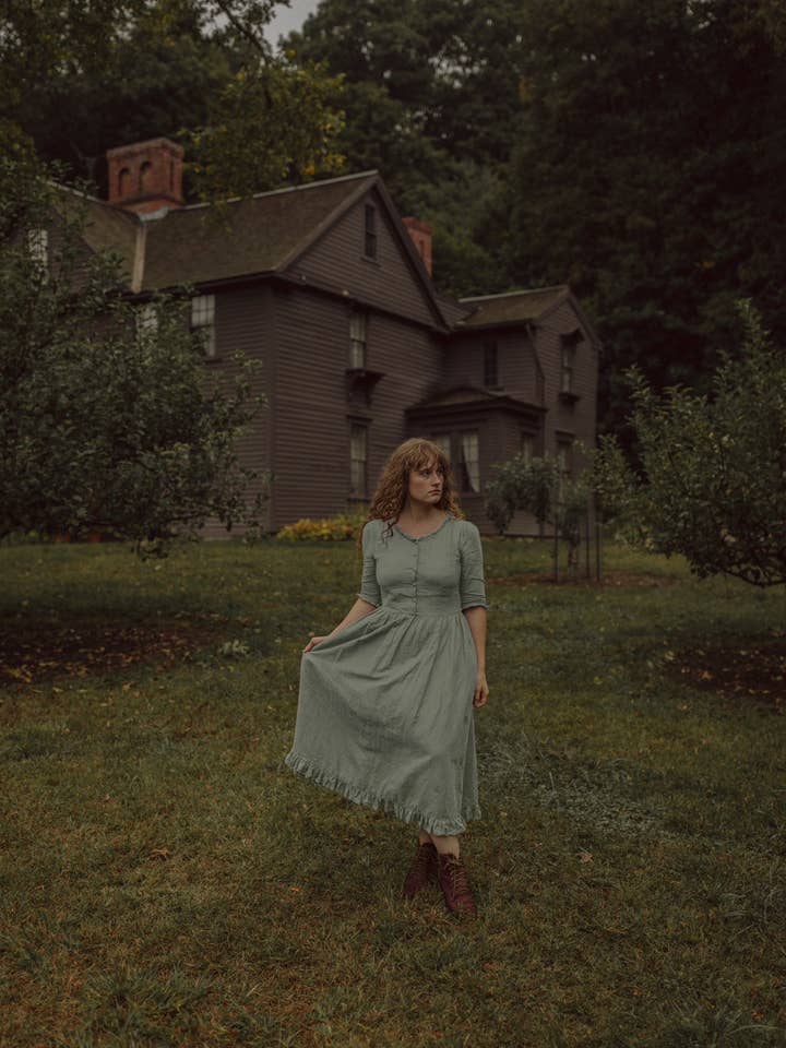 Abito Alcott in Lino Verde Muschio - Abito Semplice in Lino con Bottoni per la vendita all'ingrosso da parte di Wilder Collective