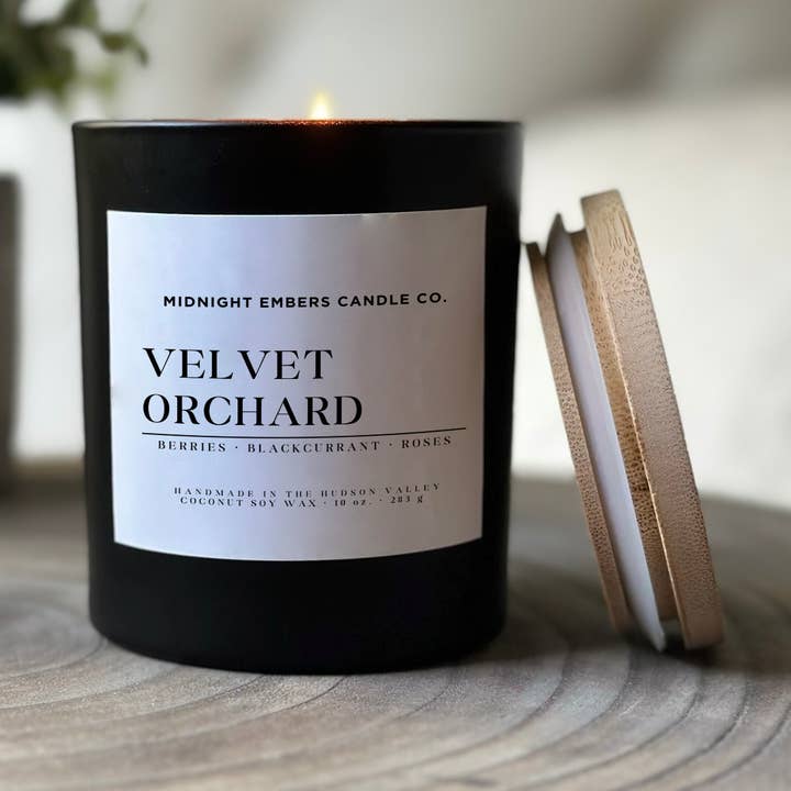 Verger de Velours : Bougie de Luxe 8 oz. Inspirée par Diptyque® Baies pour la vente par Midnight Embers Candle Co.