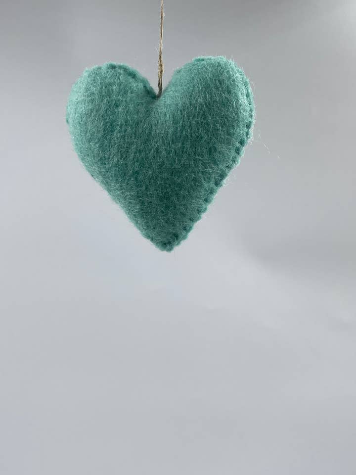 Hjertepynt i filt for engroshandel hos Funky Yak Ltd
