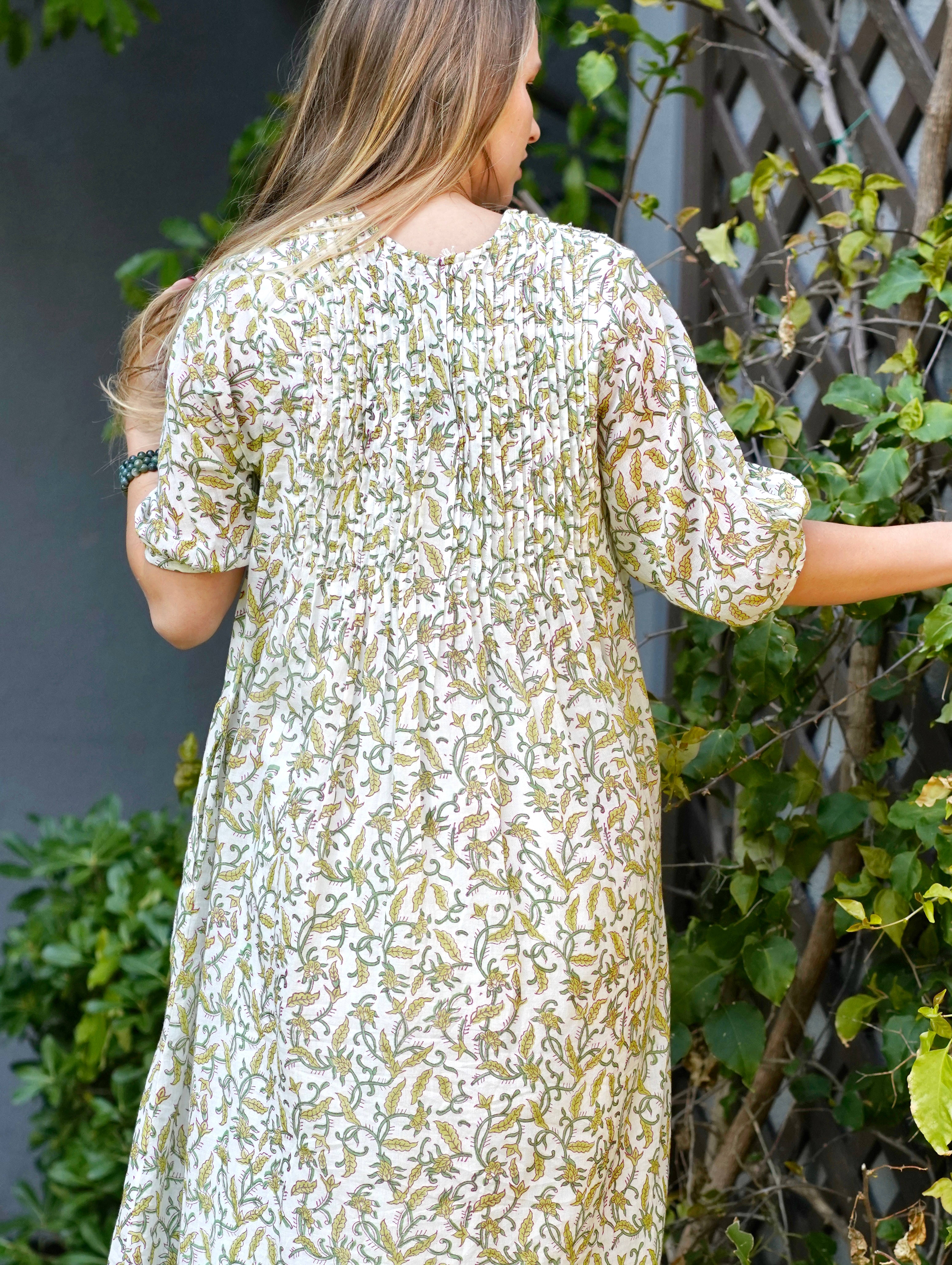 Vert Robe Skye imprimée à la main, verte  en vente sur Faire3