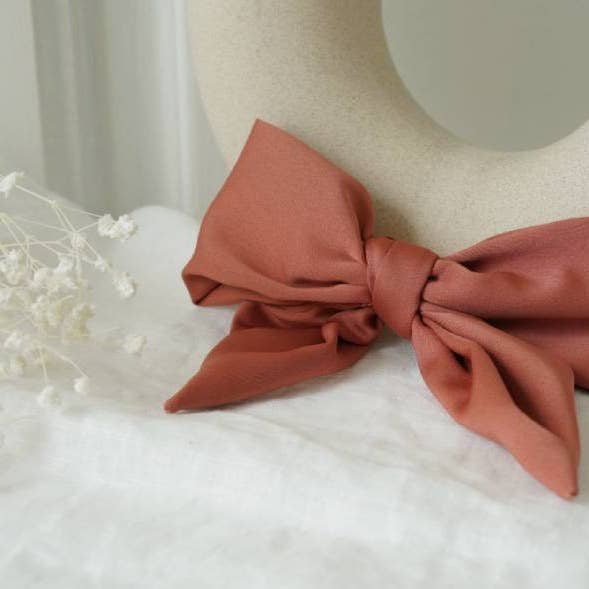 Fermaglio con fiocco in raso Amore rosa terracotta per la vendita all'ingrosso da parte di Bohomane