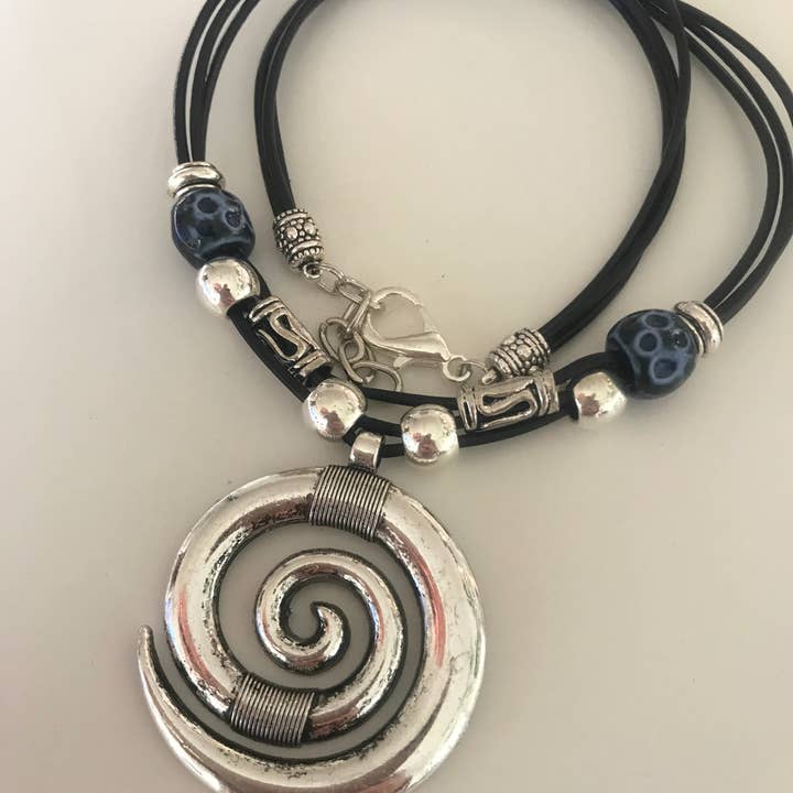 myDemimore - Venta al por mayor Collares con colgantes/abalorios - Collar de cuero para mujer de varias hileras con colgante de espiral y piedras