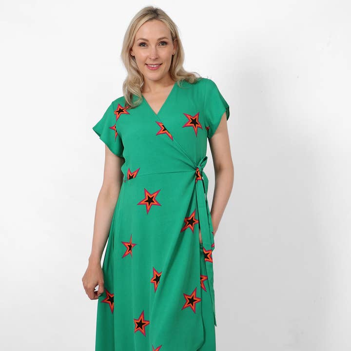 Robe cache-cœur à imprimé étoile verte pour la vente par Sarta