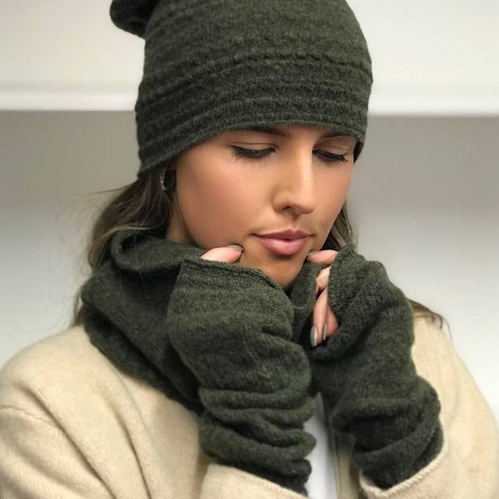 JBK Dreiteiliges gemütliches Strickset in Loden Green für den Großhandel von Janet Byrne Knitwear