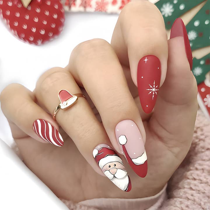 Manucure de Noël en forme d'amande avec Père Noël. pour la vente par Ekartini