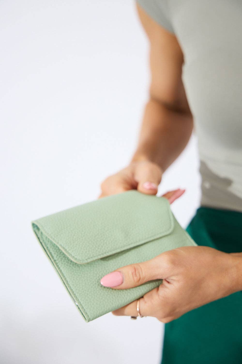 Nakoa The Label - Wholesale Nailcare set - Vegan PU Leather Manicure Set - Light Green1