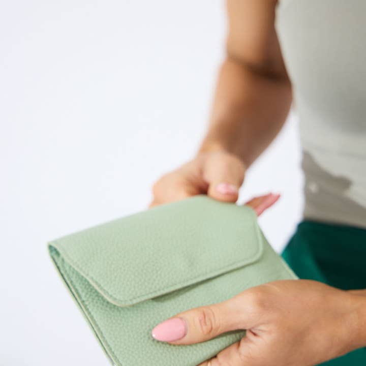 Nakoa The Label - Wholesale Nailcare set - Vegan PU Leather Manicure Set - Light Green1