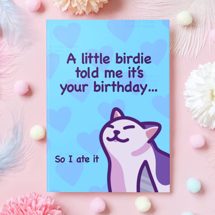 A Little Birdie Told Me It's Your Birthday | Biglietto divertente per la vendita all'ingrosso da parte di Mona Mauve • Silly Art!