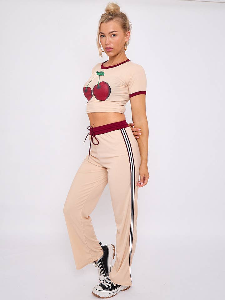 Kombination aus geripptem Crop-Top und Hose mit Kirschmotiv für den Großhandel von Stylewise Direct