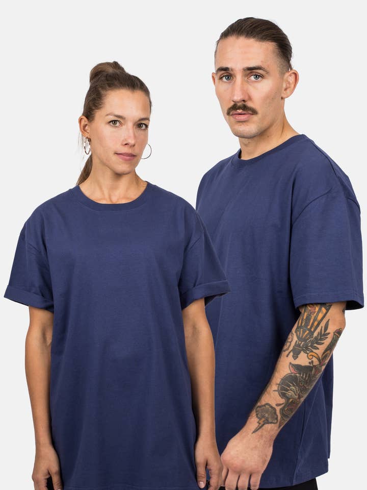 T-shirt surdimensionné - Bleu marine pour la vente par Blackskies