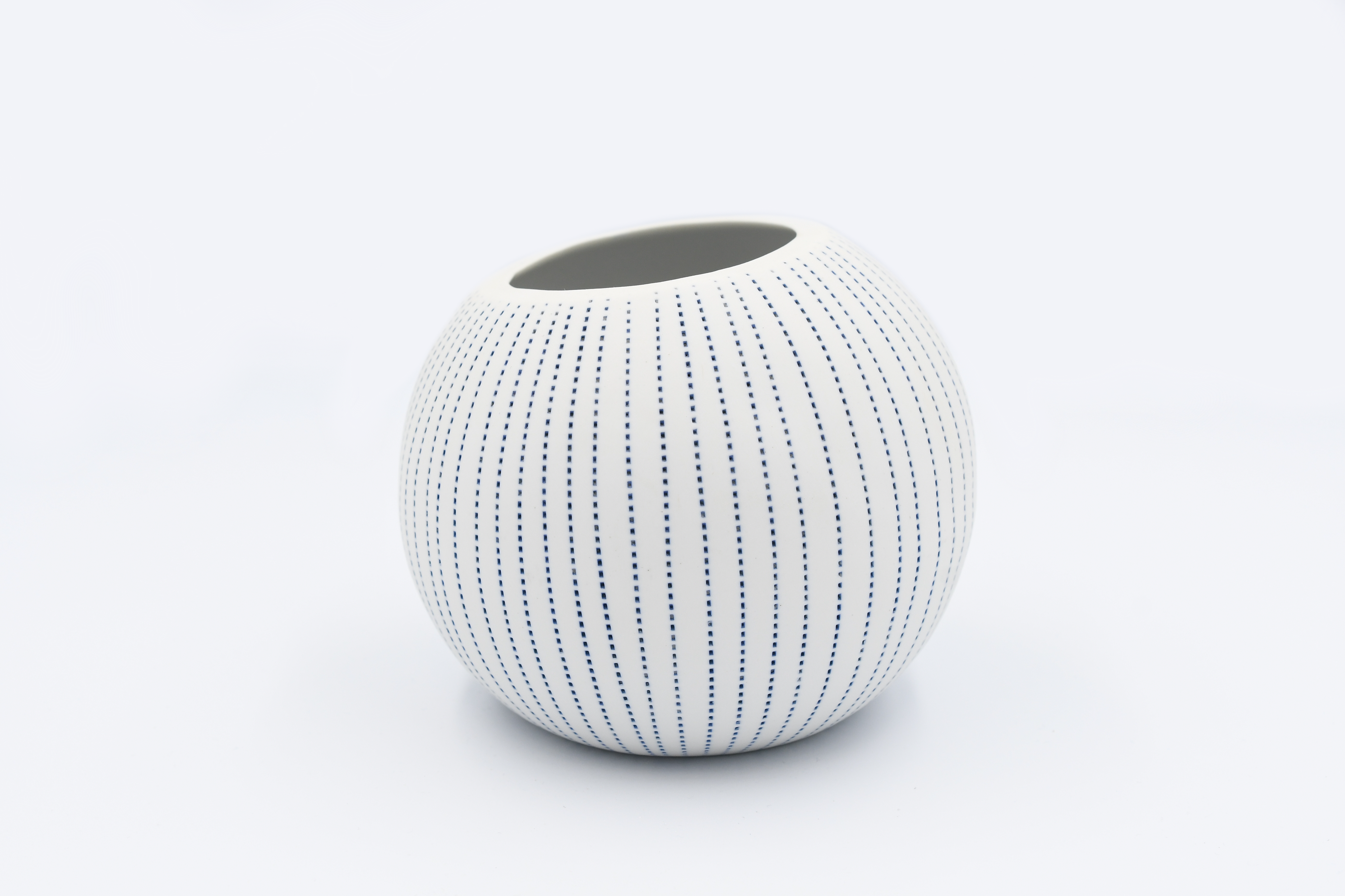 Art Floral Trading LLC - Wholesale Vase - 274W26 PETTRA L-Handcrafted Porcelain Vase2