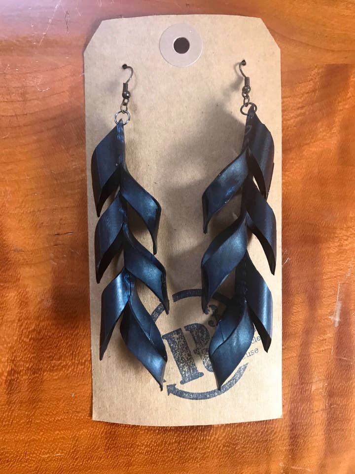 Boucles d'oreilles NOIR découpées à la main à partir de chambre à air de vélo recyclée. pour la vente par R3recycledgoods
