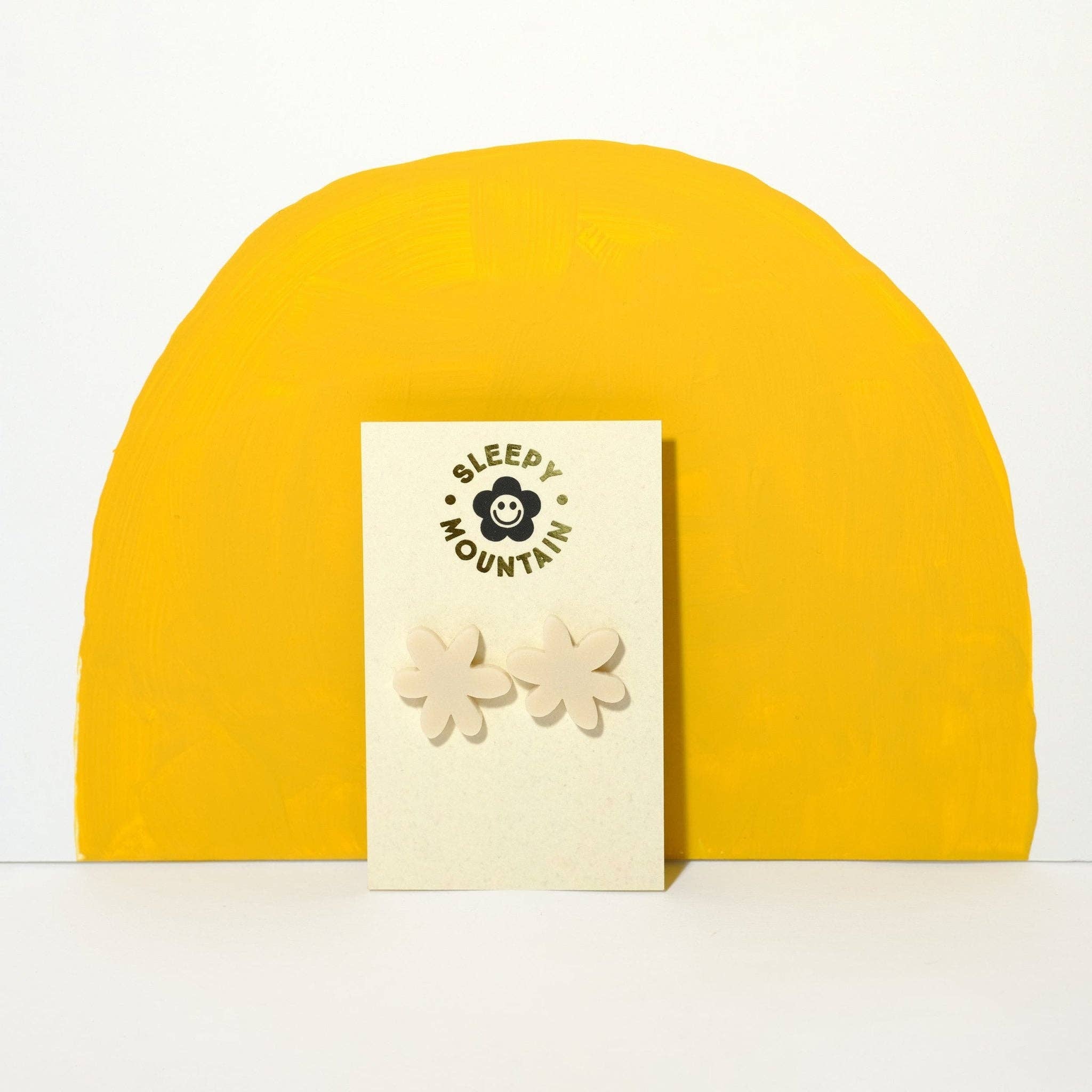 Sleepy Mountain - Wholesale Stud/Post Earrings - Flower Stud earrings in linen white1