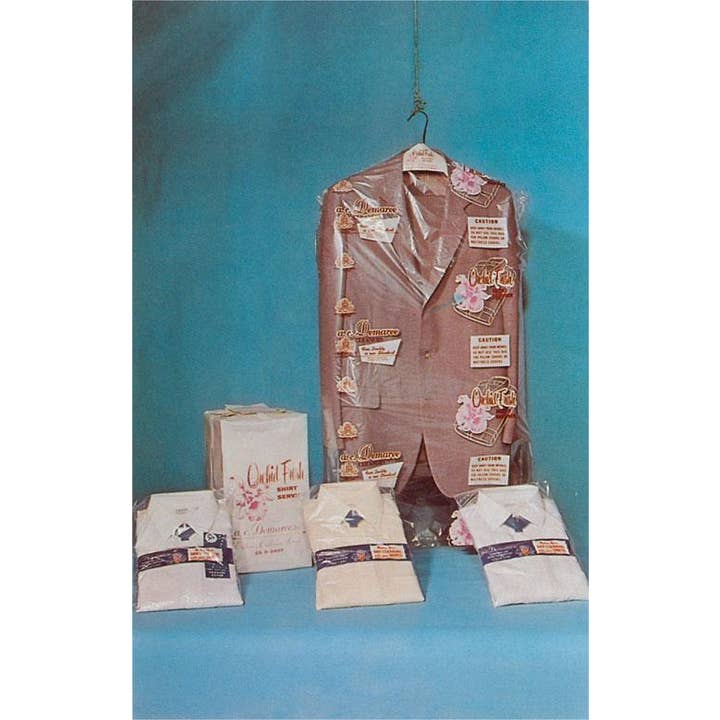 Found Image Press - Venta al por mayor Ilustración - Impresión artística AC-468 Ropa de hombre envuelta en plástico