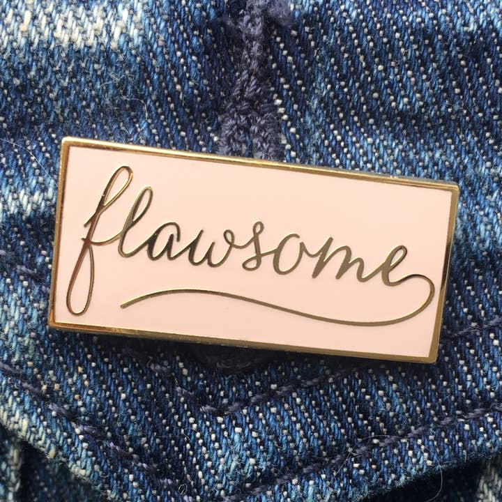 Flawsome - Spilla smaltata per la vendita all'ingrosso da parte di Raincity Prints