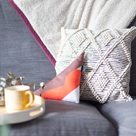 Coussin décoratif - Robin pour la vente par Twenty Birds