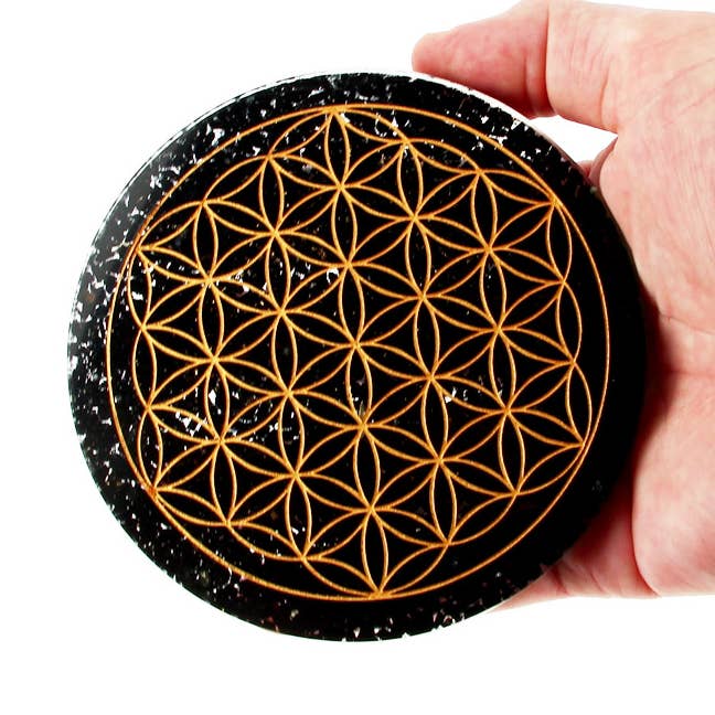Orgonite svart Obsidian blomma av liv graverad bricka för wholesale av Artisans de Madagascar