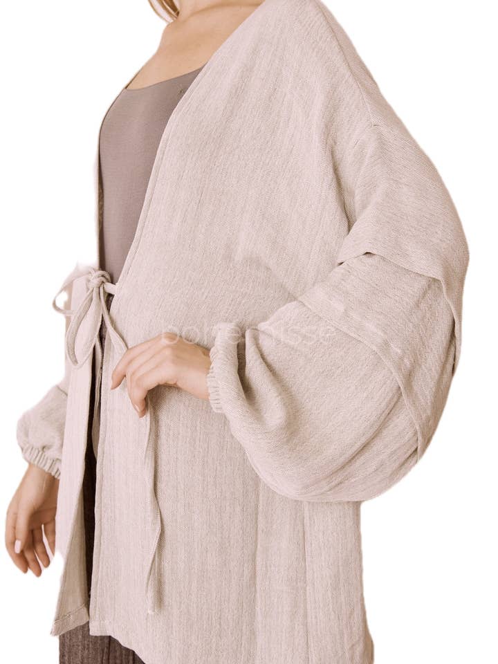 Accogliente kimono boho con maniche a vescovo in colore bianco naturale per la vendita all'ingrosso da parte di bohémisse