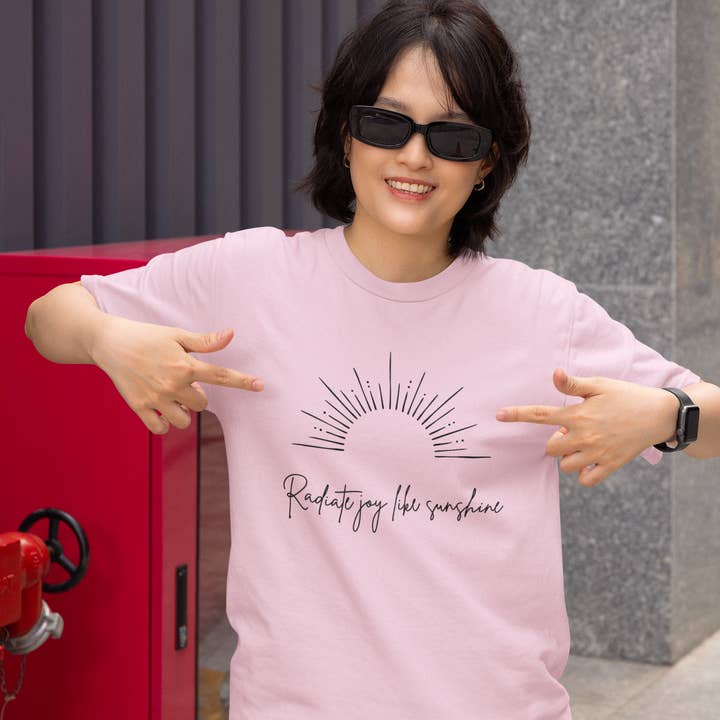 T-shirt unisexe en coton épais "Rayonner de Joie" - T-shirt Vibes Positives, Tenue Décontractée, Cadeau pour Amis, T-shirt Inspirant, Confort Quotidien pour la vente par Happythings76