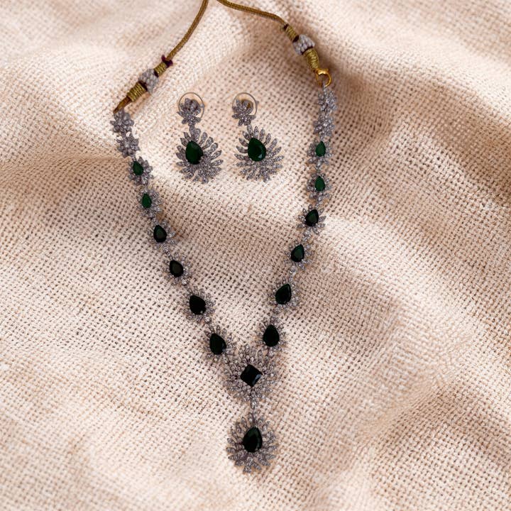 Parure de Collier Déclaration Éclat Émeraude – Bijoux de Mariée en Diamant Américain pour la vente par Vinnis Jewelry